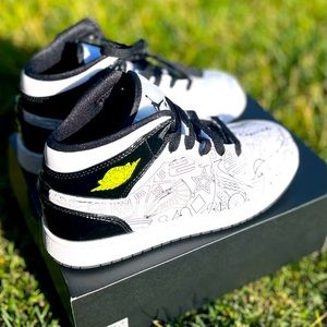 NEW barely worn Nike air Jordan 1 mid SE doodle black and white graffiti sz 4Y
